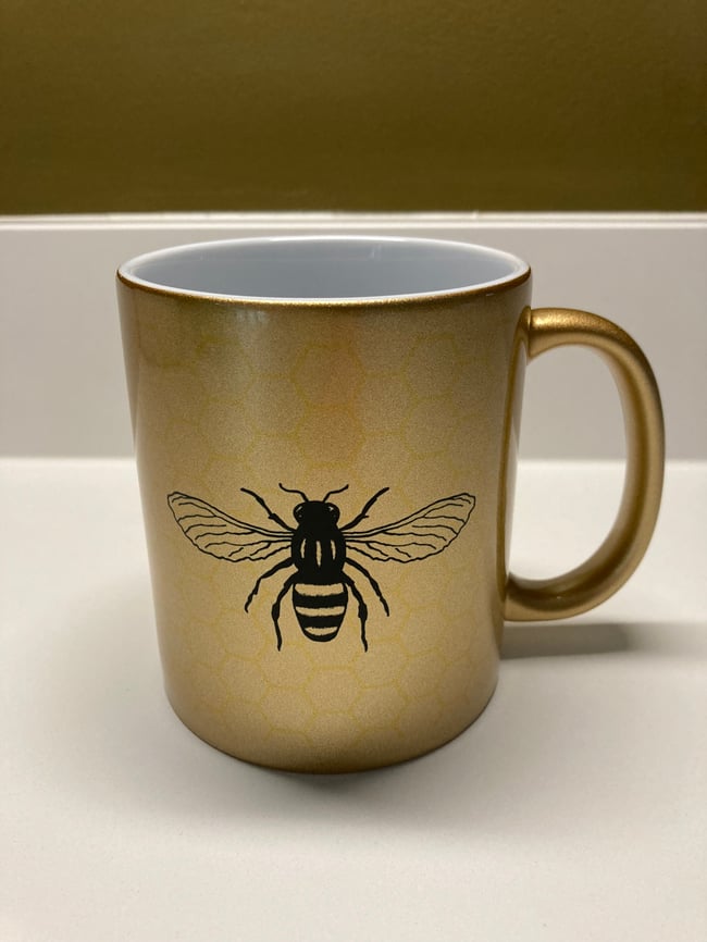 MANCHESTER WORKER BEE MUG IN GOLD